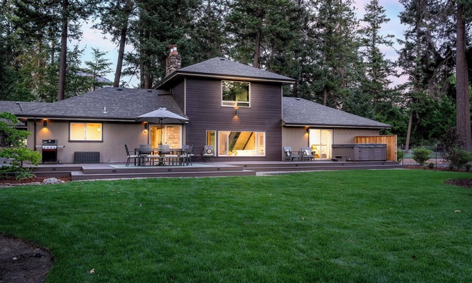 Grants Pass House | King Beds/River/Hot Tub/Pool/BBQ/Full Kitchen/New!