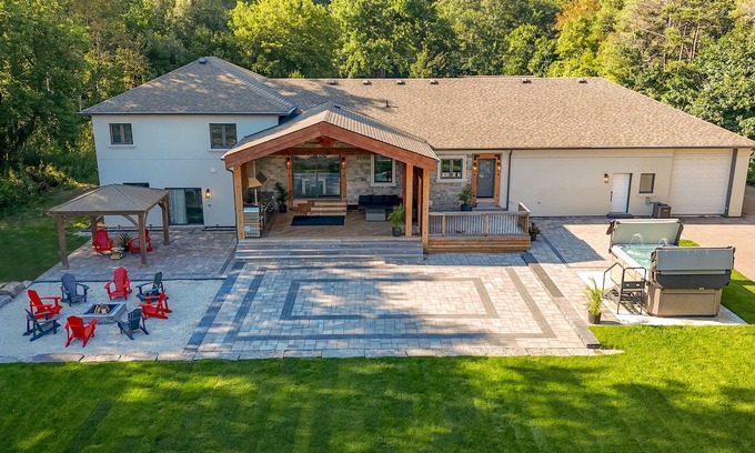 Barrie House | King Estate Barrie w Private Spa | 7 Bedrooms | Sleeps 20 | 5min to Downtown