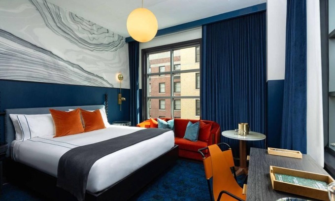 Downtown Nashville Hotel | King Room at a 4⭐️ Hotel