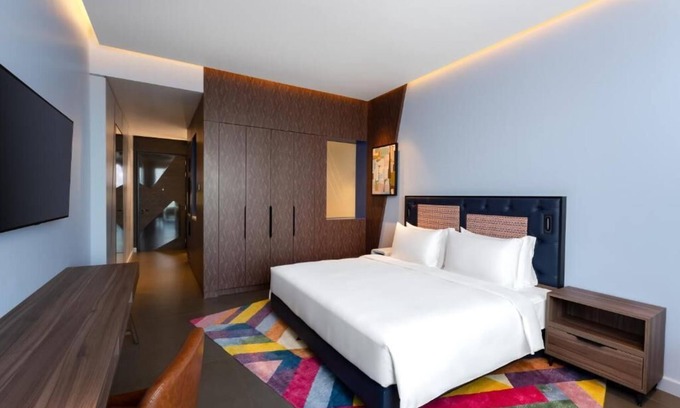Jumeirah Apartment | King Room Near Walk From La Mer Beach