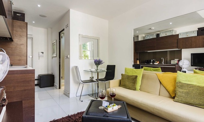 St. Pancras Apartment | King's Cross Nest apartment in Russell Square with lift.