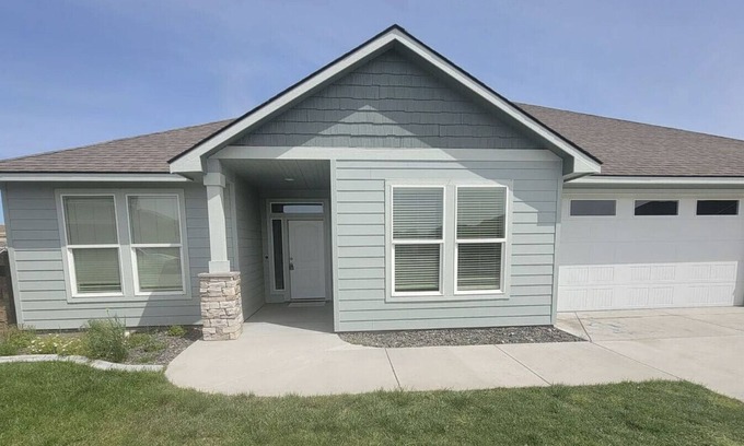 Tri-Cities House | King Suite, 3 Car Garage & Yard 3/2