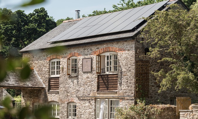 Saltash House | Kingfisher Barn, stunning location, private hot tub, tennis, river frontage