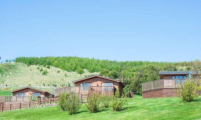 Cupar House | Kingfisher Lodge with Hot Tub near Cupar Fife