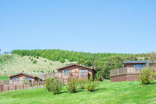 Cupar Ski Chalet | Kingfisher Lodge with Hot Tub