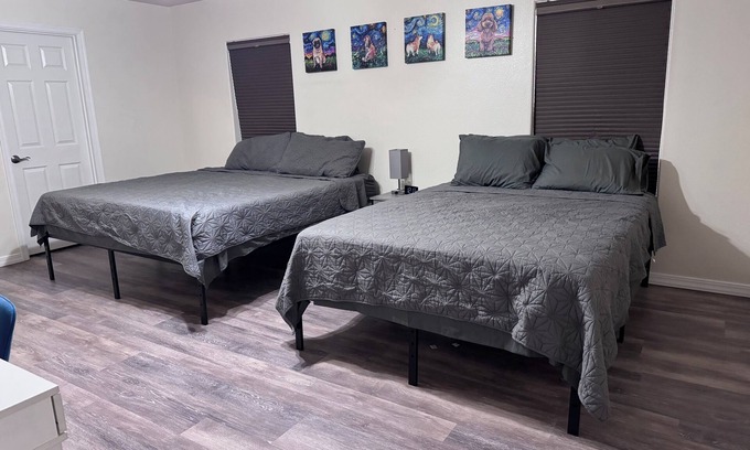 Kingman House | Kingman Family Sized Home 6 beds Backyard BBQ & Fire pit