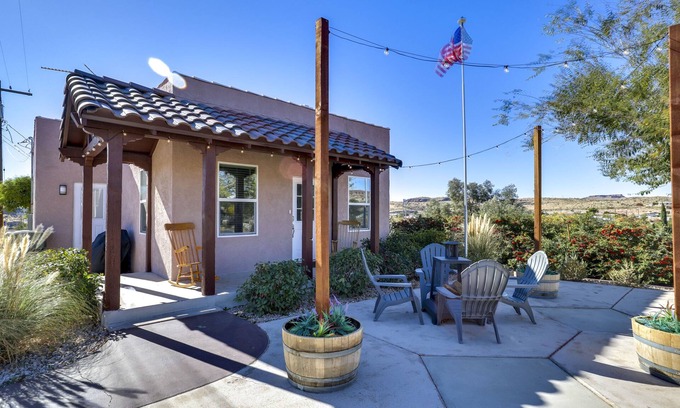 Kingman House | Kingman Retreat w/ Hot Tub: 1 Block to Route 66!