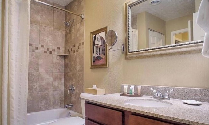 Williamsburg Resort | Kingsgate Resort 2 Bedroom w/POOL