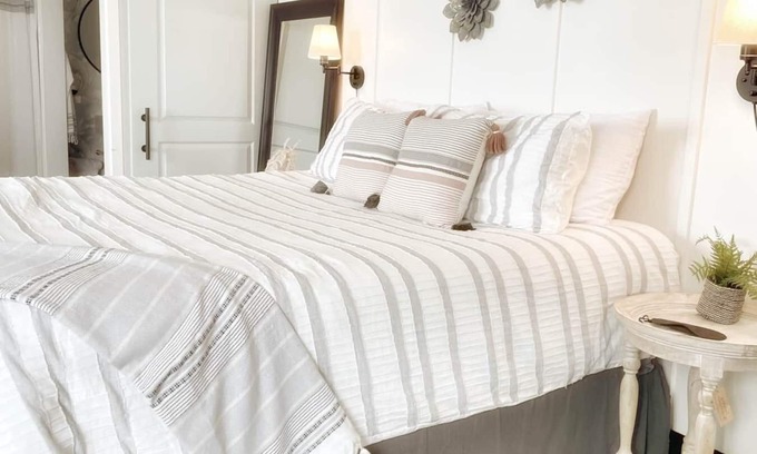 Homer Hotel | Kingsize Bed - Romantic Getaway on the Homer Spit