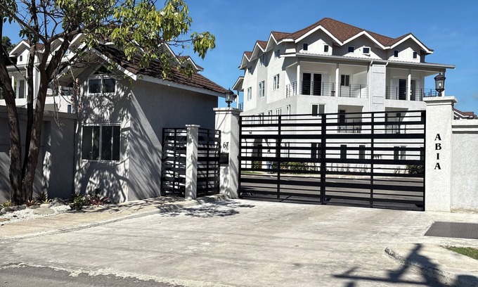 Norbrook Apartment | Kingston Modern Apartment With Free Parking and Wifi