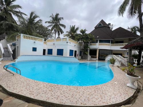 Galu House | Kivuli villas Diani ,located 2 minutes walk to the White sandy Diani Beach