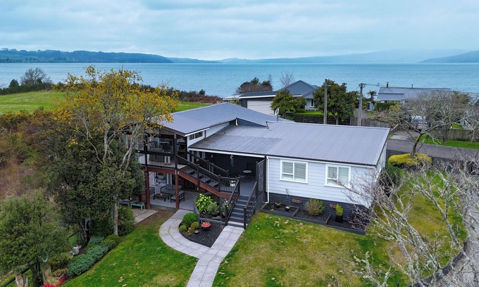 Hamurana House | Kiwi Retreat by Aotearoa Escapes