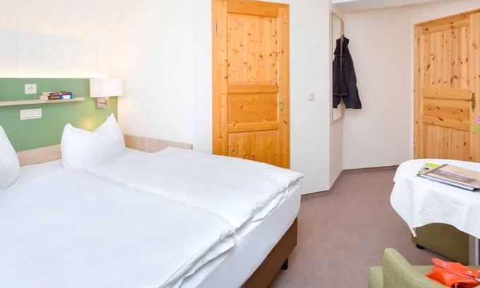 Neuensien Apartment | Kleines Doppelzimmer mit Seeblick - Ferienzimmer und -wohnungen mit Seeblick