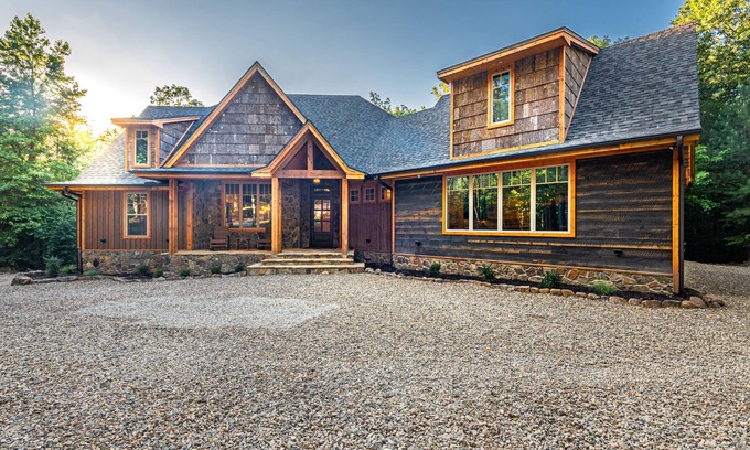 Golden Cabin | KNOLL CREEK offers luxury in a creekside setting, 6 Bedrooms- Sleeps 19