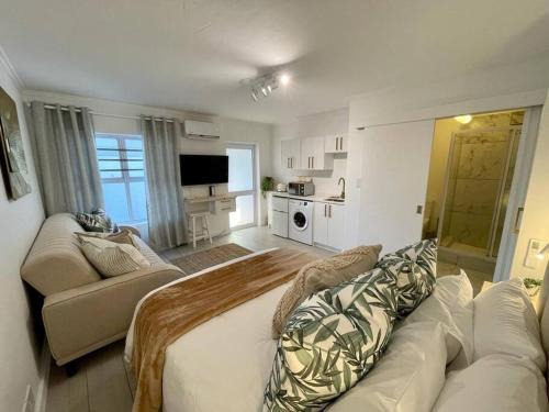 Old Place Apartment | Knysna Studio Luxury Escape at HeadsView!