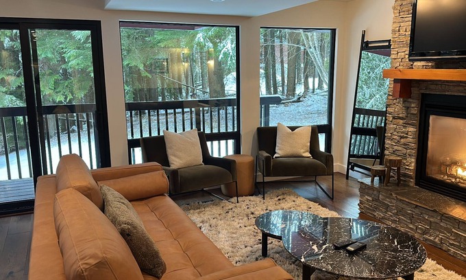 Revelstoke House | Kokanee Lodge - Walk to Gondola, Hot Tub, Private