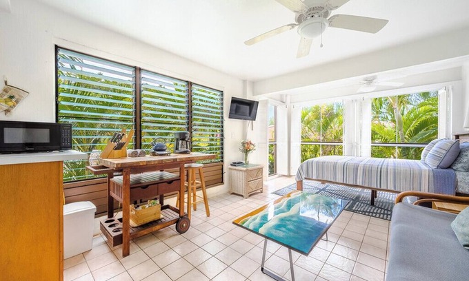 Kahaluu Bay Apartment | Kona coast studio, great rates free HS-WIFI, Parking, Walk to Magics & Kahalu'u