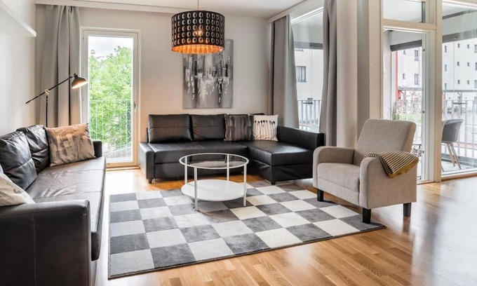 Keskinen District Apartment | Kotimaailma - Avara ja valoisa kolmio saunalla lähellä Helsingin keskustaa