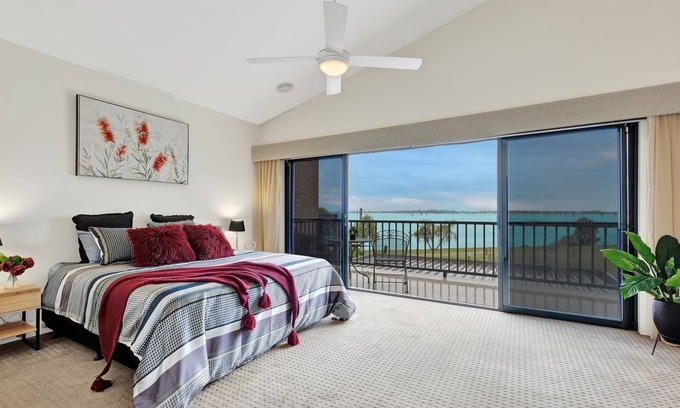 Yarrawonga House | Kudoya Waters overlooking parkland and Lake Mulwala
