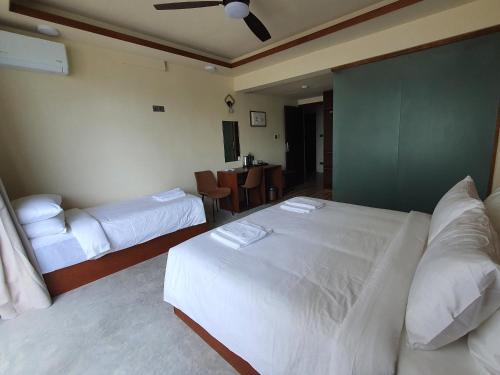 Thulusdhoo Island Hotel | Kuredhi View