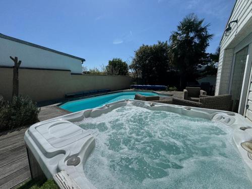 Nantes Villa | L'églantine - Piscine, Spa, Wifi, Parking
