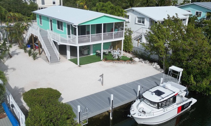 Breezeswept Beach Estates House | L' archipel | Canalfront 2 bedroom retreat on Ramrod Key with brand new dock!