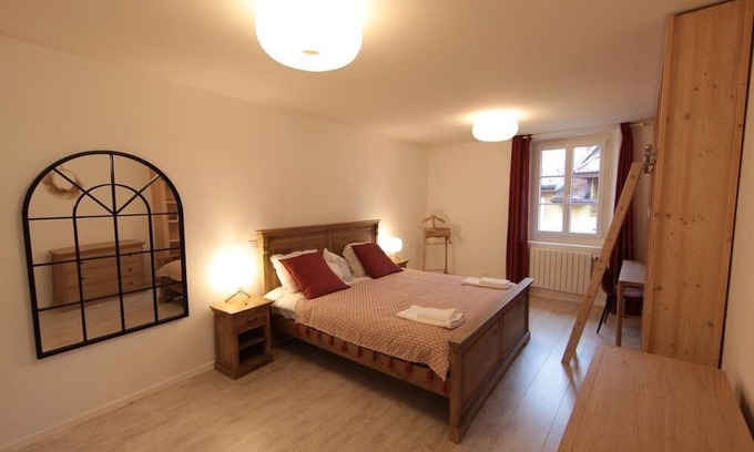 Annecy Old Town Apartment | L'escalier du Château : T4 duplex 9 couchages