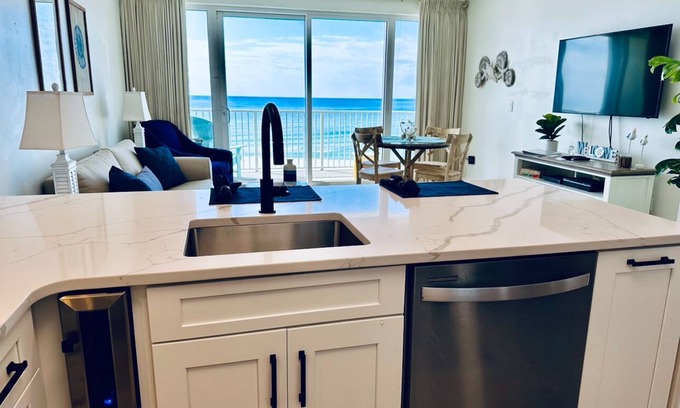 Panama City Beach Condo | 🏖L👀K~Beautifully Renovated🤩Beachfront FreeWiFi~Luxury Edition~1 King 🛏️+Bunks 5 ⭐️
