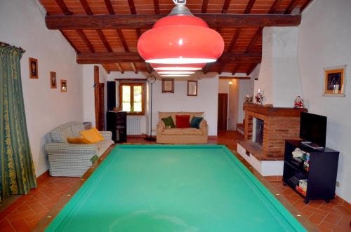 Castelfranco di Sopra Apartment | L'oasi del Borgo con Biliardo e Camino nelle Balze