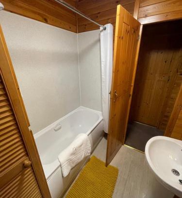 Bethesda House | L10 - The Conwy Spa with Hot Tub