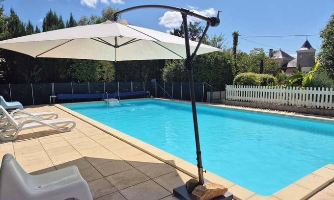 La Boissiere-d’Ans House | La Barge – Charming Apartment with Shared Pool in the Heart of the Château