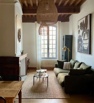 Uzes Apartment | La bohème place aux herbes