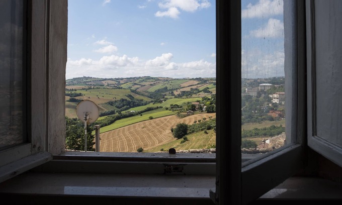Monte San Pietrangeli House | LA CASA DE MARIO . near the door by the sun