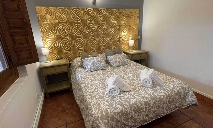 Madarcos House | La Casa de la Maestra 1 is a charming house, typical of a town, with a warm and welcoming decoration.