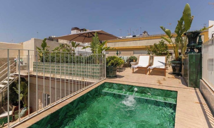 El Arenal House | LA CASA, spacious 6-bedroom + 6 bathrooms house! With private pool on the top!
