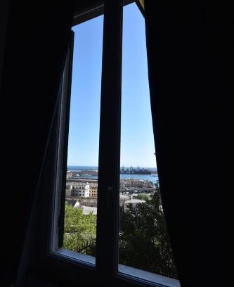 Lagaccio Apartment | La Casa Sulla Mattonata accogliente appartamento sulla tipica creuza genovese con bella vista e a due passi dalla Stazione Principe