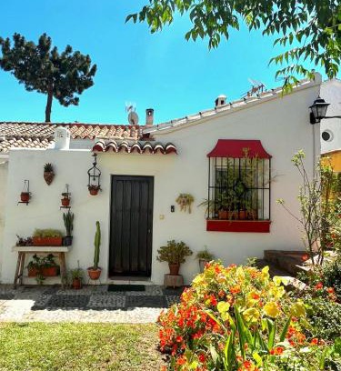 Urbanizacion Pinos Verdes Apartment | La Casita Andaluz Marbella 10min Beach Walk