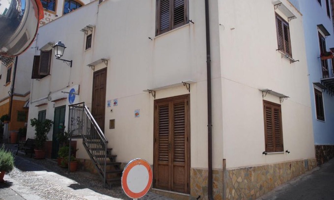 Ustica Apartment | La Cernia Bruna In Town