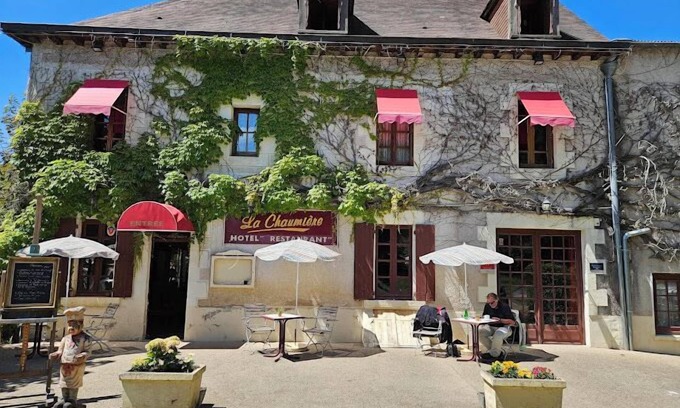 Villeneuve-sur-Allier House | La Chaumiere De L'Eau Sauvage
