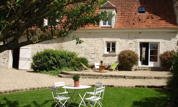Ocquerre Cottage | LA CLOSERIE DE L'OURCQ Spacious cottage with enclosed garden.