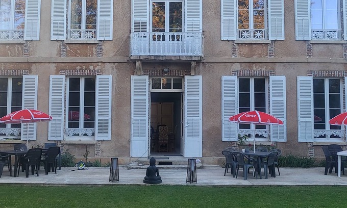Villeneuve-sur-Yonne Bed & Breakfast | La Demeure du Parc. Calme, Spacieux et Dépaysant