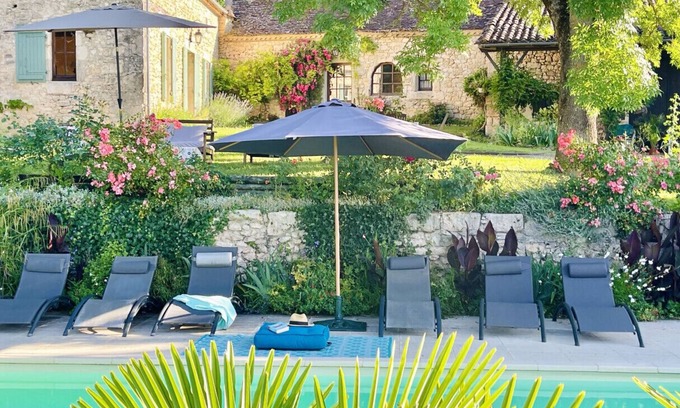 Savignac-de-Duras House | La Fleur de Savignac · 3 bd, pool, views, WiFi