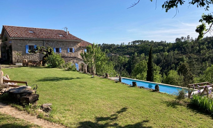 Payzac Bed & Breakfast | La Glycine at Mas de la Giralde. Continental breakfast included. Pool and views