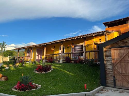 Gigante House | LA HERMOSA CASA AMARILLA