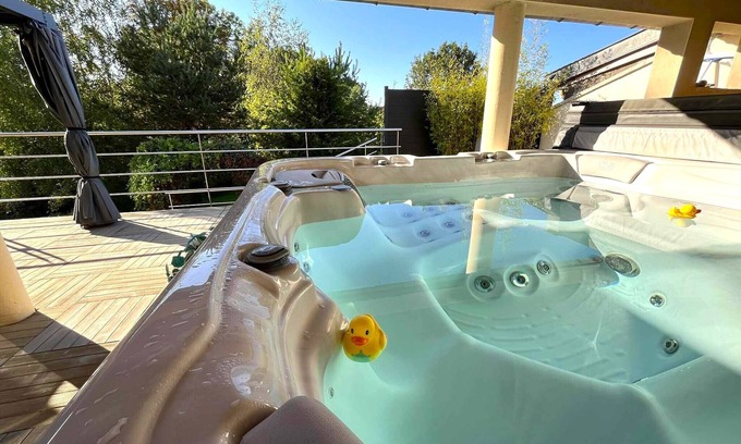 Lupcourt House | "La Loupiote - Gîte Éclairé" Maison de Village Proche Nancy Avec Grand Jacuzzi !