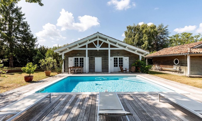 Saint-Aubin-de-Branne Apartment | La Maison des Voyages – Loft with Private Pool in the Heart of the Vineyards