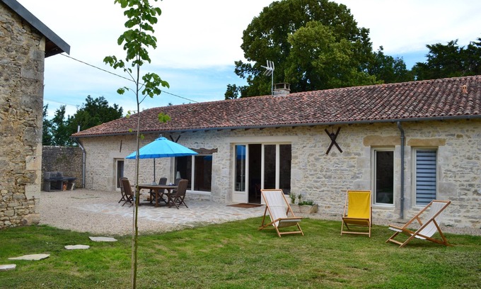 Pleuville House | La Motte, pretty cottage in the countryside and swimming pool for 6 people