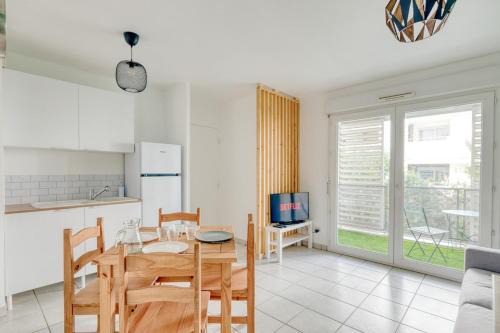 Vaulx En Velin Village Apartment | La Pause Urbaine - Proximité Lyon - Terrasse Privée