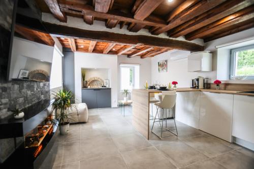 Checy House | La Pommeraie - Balnéo- Queen Size- Canal- Parking