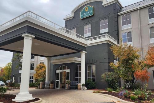 New Berlin Hotel | La Quinta by Wyndham Milwaukee SW New Berlin